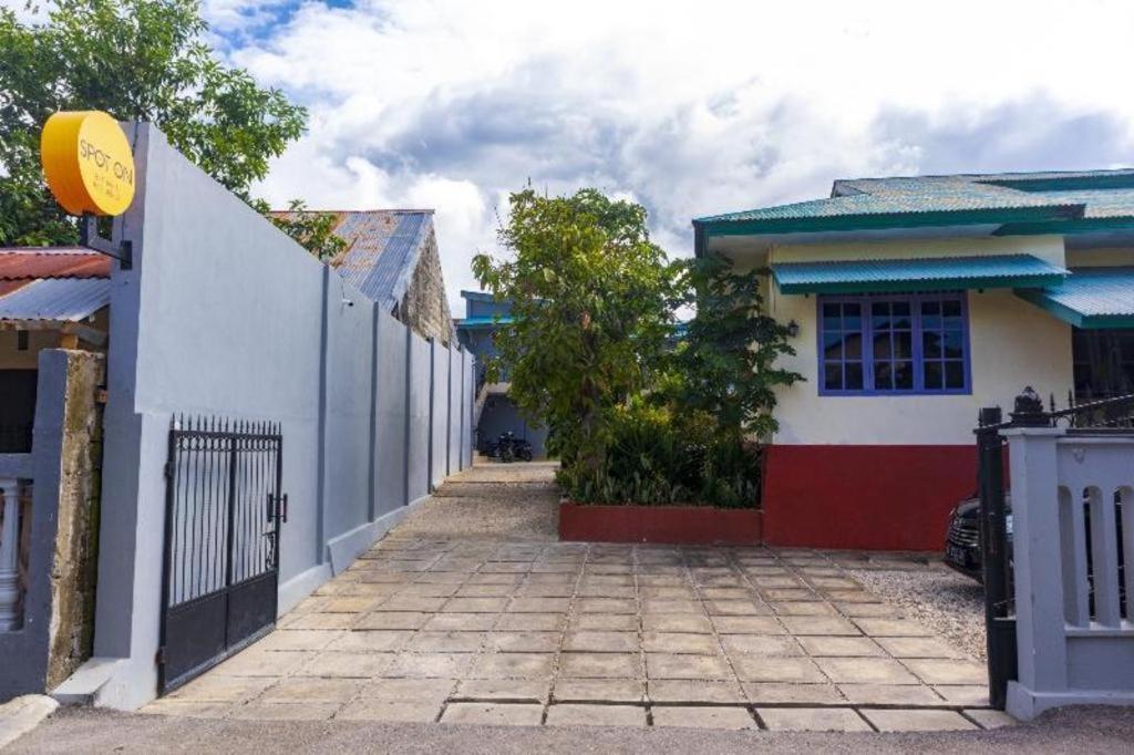 Spot On 2063 Bethania Residence Купанг Екстериор снимка